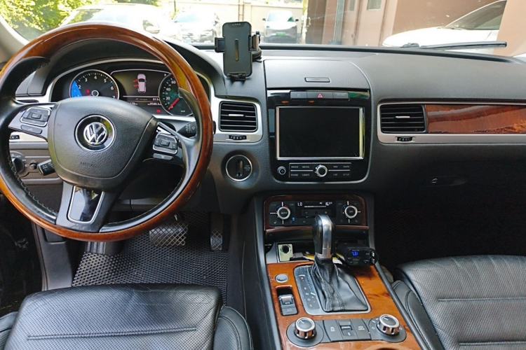 Used Volkswagen Touareg 2011 3.0 TSI High-End Version Center Console