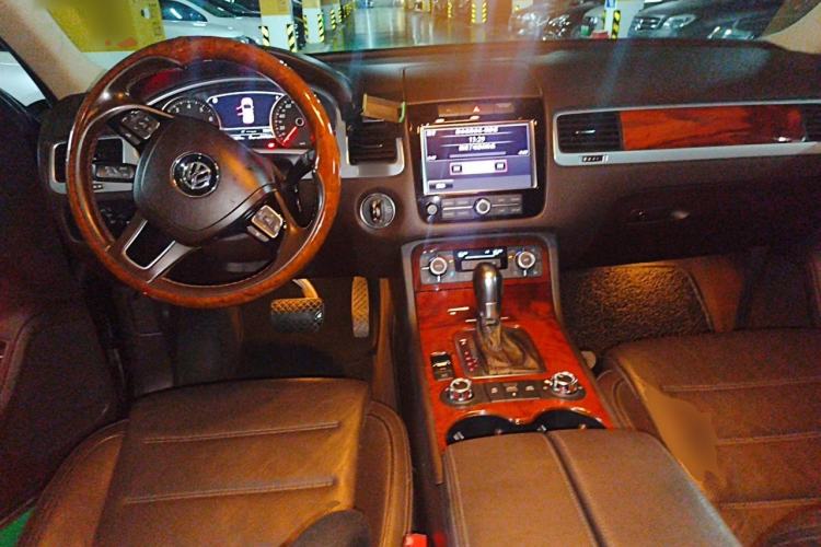 Used Volkswagen Touareg 2011 3.0 TSI Comfort Version Center Console