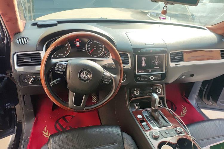 Used Volkswagen Touareg 2011 3.0 TSI High-End Version Center Console
