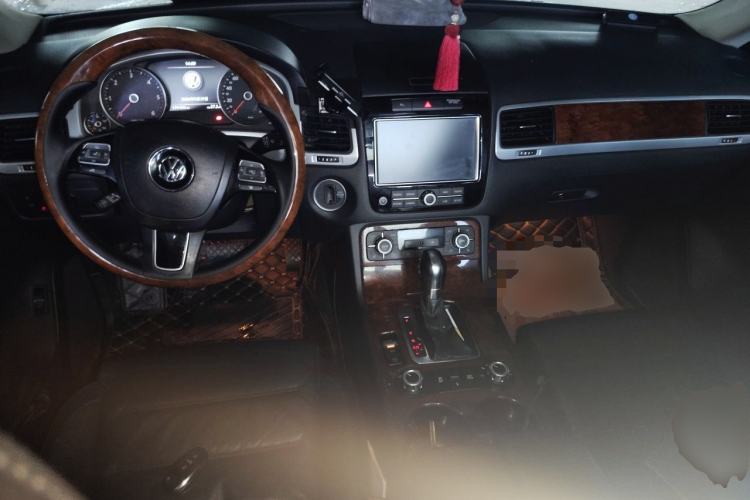 Used Volkswagen Touareg 2011 3.0 TDI Diesel Comfort Version Center Console