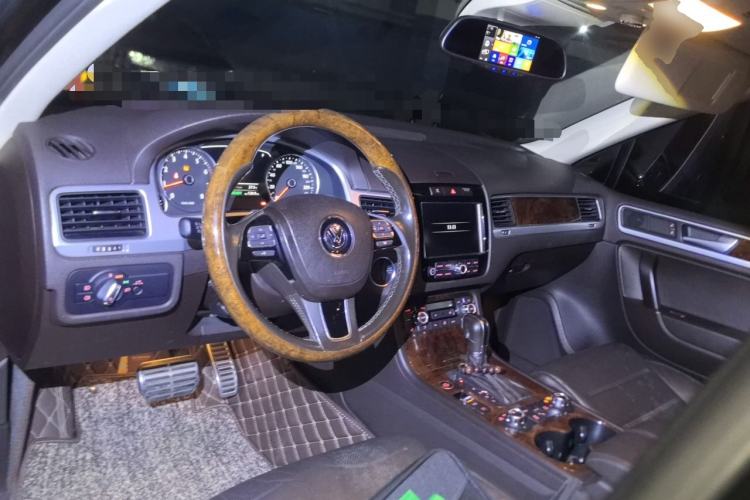 Used Volkswagen Touareg 2011 3.0 TSI Hybrid Center Console