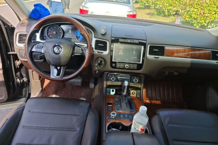 Used Volkswagen Touareg 2011 3.0 TSI Comfort Version Center Console