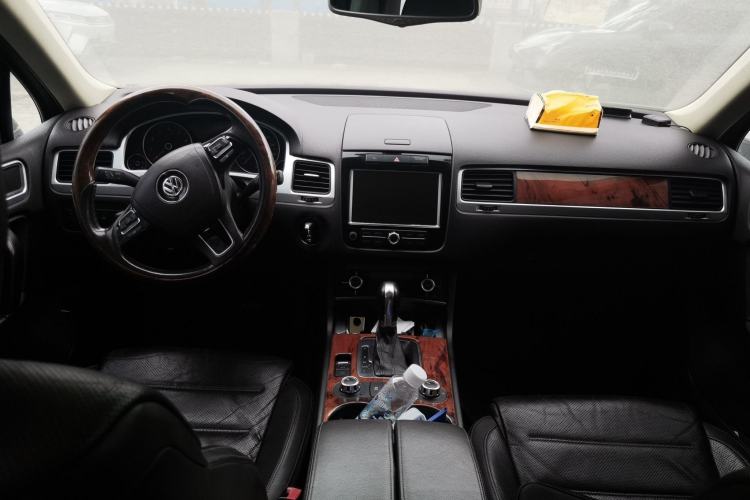 Used Volkswagen Touareg 2011 3.0 TSI Comfort Version Center Console