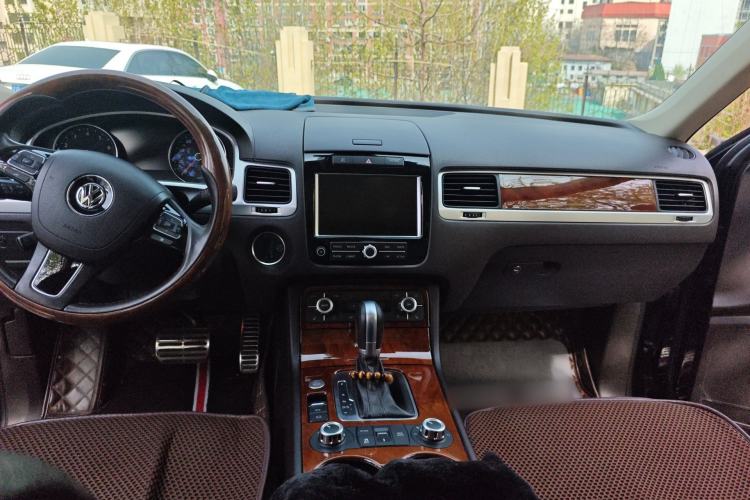 Used Volkswagen Touareg 2011 3.0 TSI Hybrid Center Console