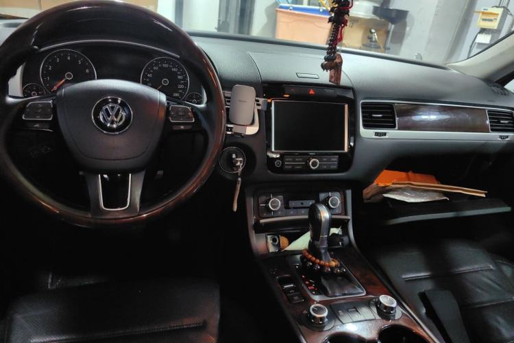 Used Volkswagen Touareg 2011 3.0 TSI Comfort Version Center Console