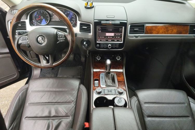 Used Volkswagen Touareg 2011 3.0 TSI Comfort Version Center Console