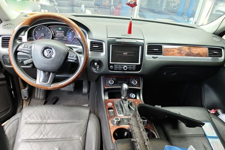 Used Volkswagen Touareg 2011 3.0 TSI High-End Version Center Console