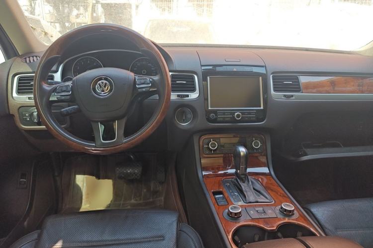 Used Volkswagen Touareg 2011 3.0 TSI Comfort Version Center Console