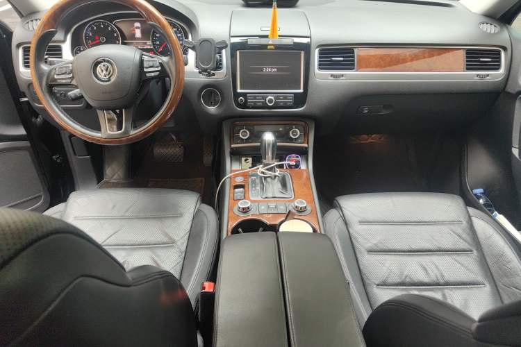Used Volkswagen Touareg 2011 3.0 TSI High-End Version Center Console