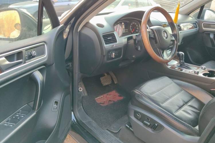 Used Volkswagen Touareg 2011 3.0 TSI High-End Version Driver Seat