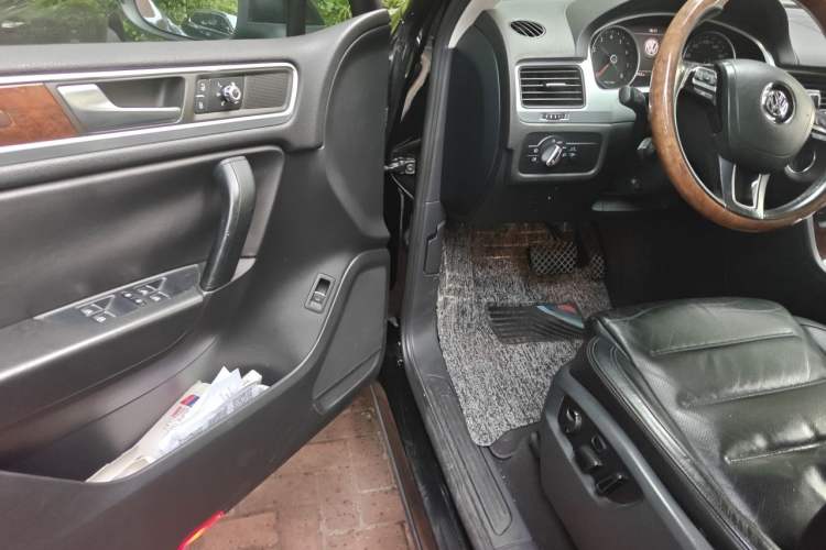 Used Volkswagen Touareg 2011 3.0 TSI High-End Version Driver Seat
