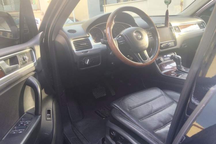 Used Volkswagen Touareg 2011 3.0 TSI High-End Version Driver Seat