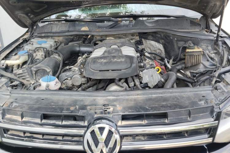 Used Volkswagen Touareg 2011 3.0 TSI Standard Version Engine Bay