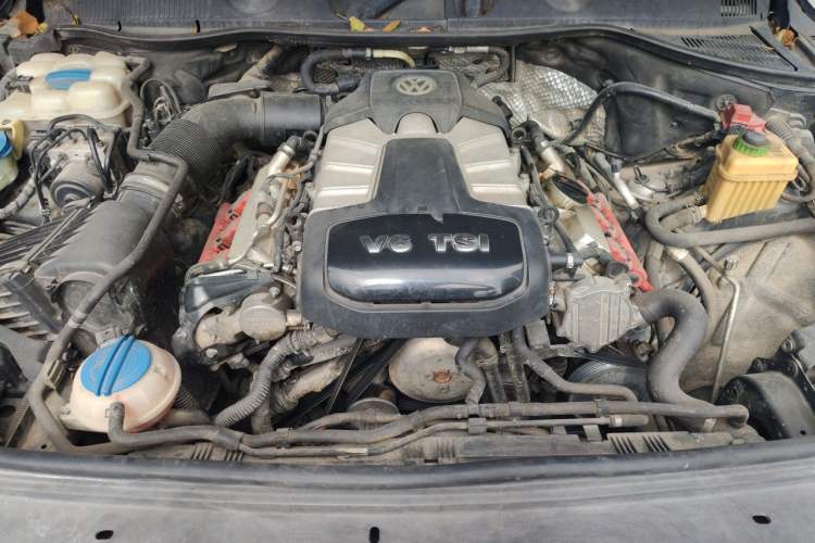 Used Volkswagen Touareg 2011 3.0 TSI Comfort Version Engine Bay