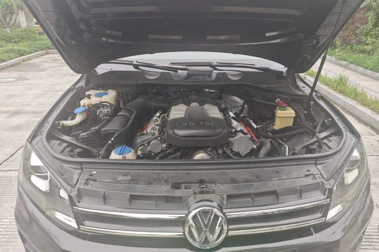 Used Volkswagen Touareg 2011 3.0 TSI Comfort Version Engine Bay