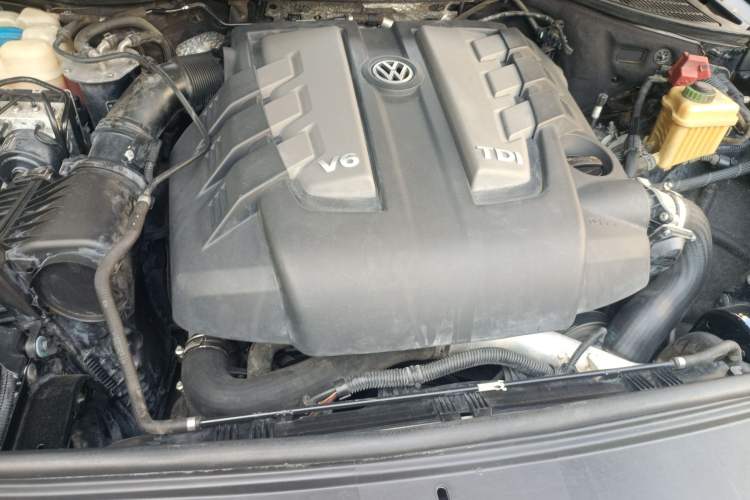 Used Volkswagen Touareg 2011 3.0 TDI Diesel Luxury Model Engine Bay
