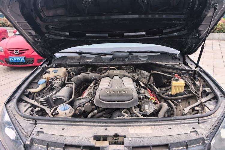 Used Volkswagen Touareg 2011 3.0 TSI Standard Version Engine Bay