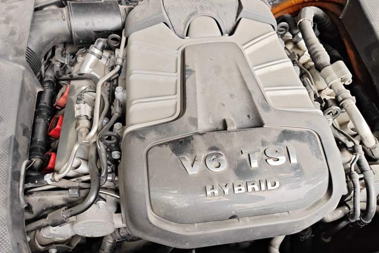 Used Volkswagen Touareg 2011 3.0 TSI Hybrid Engine Bay