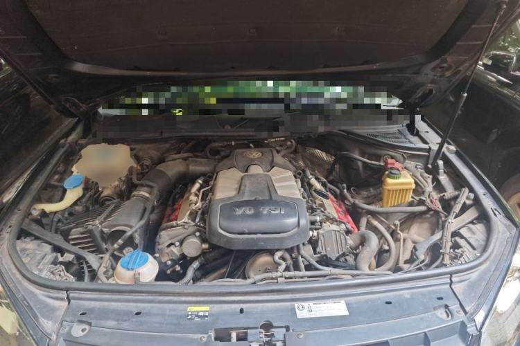 Used Volkswagen Touareg 2011 3.0 TSI High-End Version Engine Bay