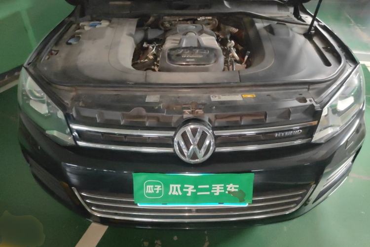 Used Volkswagen Touareg 2011 3.0 TSI Hybrid Engine Bay