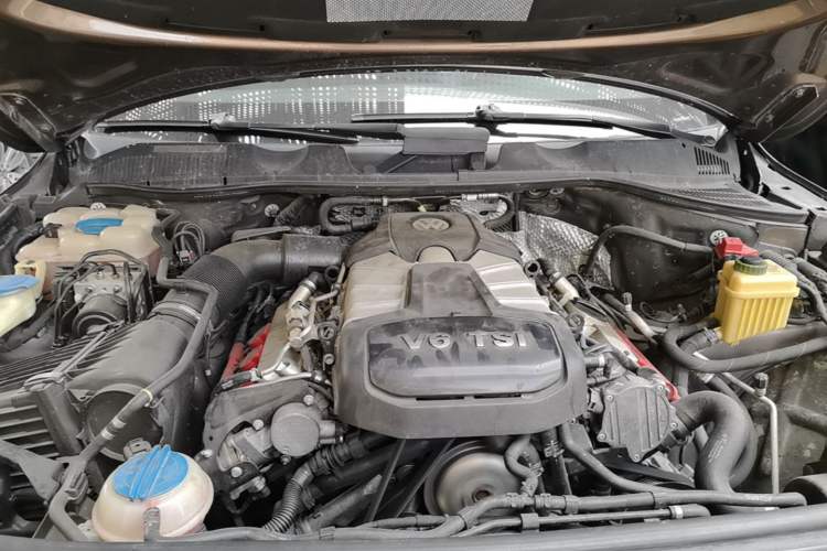Used Volkswagen Touareg 2011 3.0 TSI Comfort Version Engine Bay