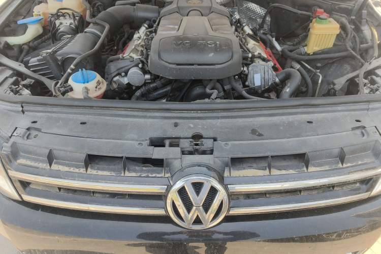 Used Volkswagen Touareg 2011 3.0 TSI High-End Version Engine Bay