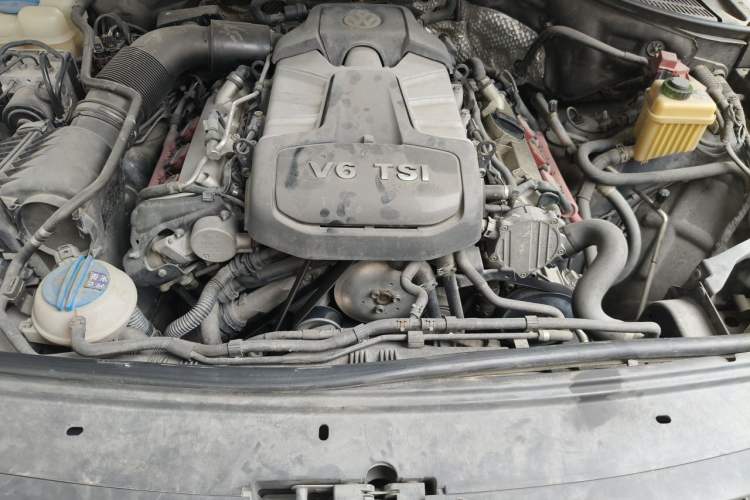 Used Volkswagen Touareg 2011 3.0 TSI Comfort Version Engine Bay