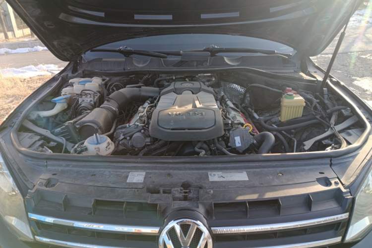 Used Volkswagen Touareg 2011 3.0 TSI Comfort Version Engine Bay
