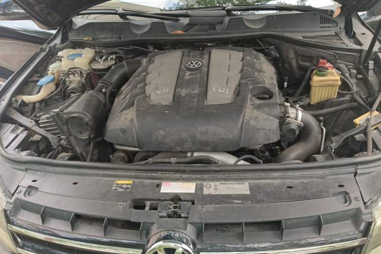 Used Volkswagen Touareg 2011 3.0 TDI Diesel Standard Version Engine Bay