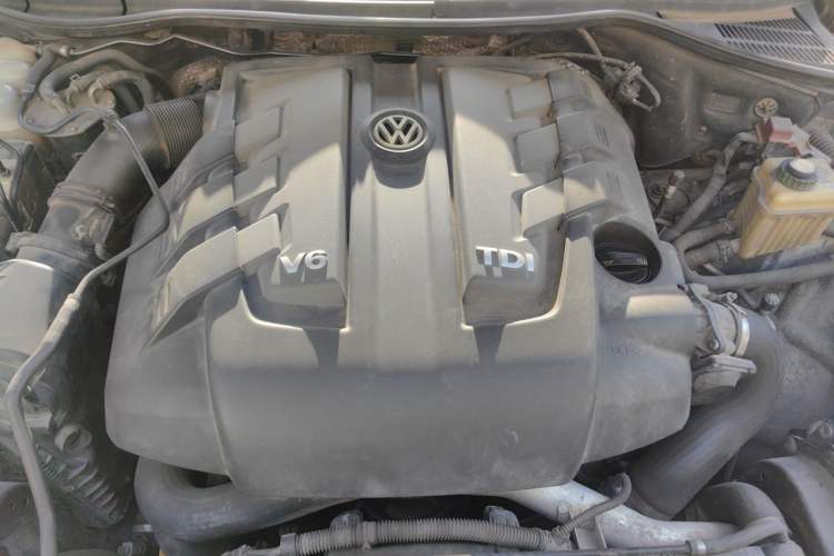 Used Volkswagen Touareg 2011 3.0 TDI Diesel Comfort Version Engine Bay