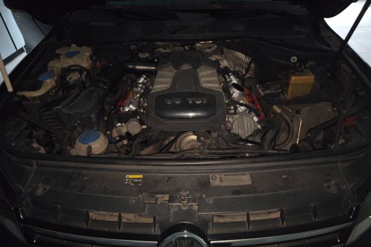 Used Volkswagen Touareg 2011 3.0 TSI Comfort Version Engine Bay