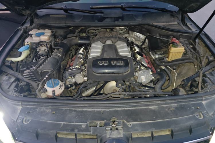 Used Volkswagen Touareg 2011 3.0 TSI High-End Version Engine Bay