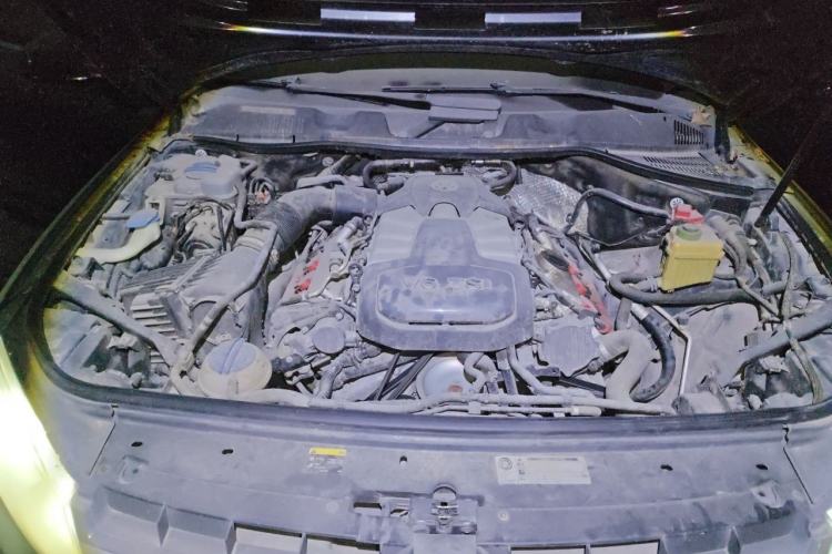 Used Volkswagen Touareg 2011 3.0 TSI Standard Version Engine Bay