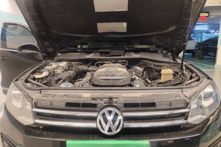 Used Volkswagen Touareg 2011 3.0 TSI High-End Version Engine Bay