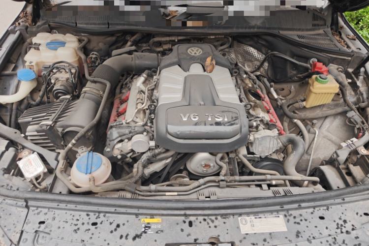 Used Volkswagen Touareg 2011 3.0 TSI Standard Version Engine Bay