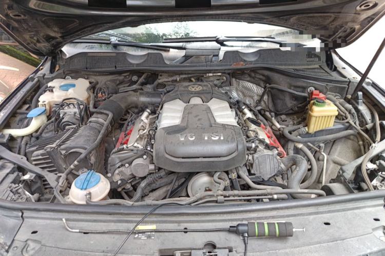Used Volkswagen Touareg 2011 3.0 TSI High-End Version Engine Bay
