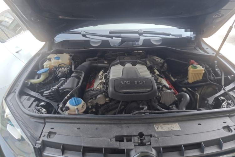 Used Volkswagen Touareg 2011 3.0 TSI High-End Version Engine Bay