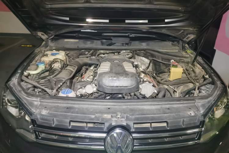 Used Volkswagen Touareg 2011 3.0 TSI Comfort Version Engine Bay