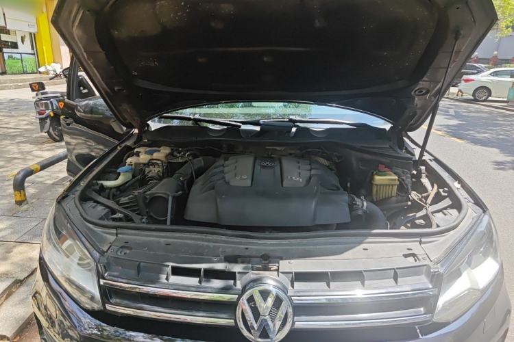 Used Volkswagen Touareg 2011 3.0 TDI Diesel Standard Version Engine Bay