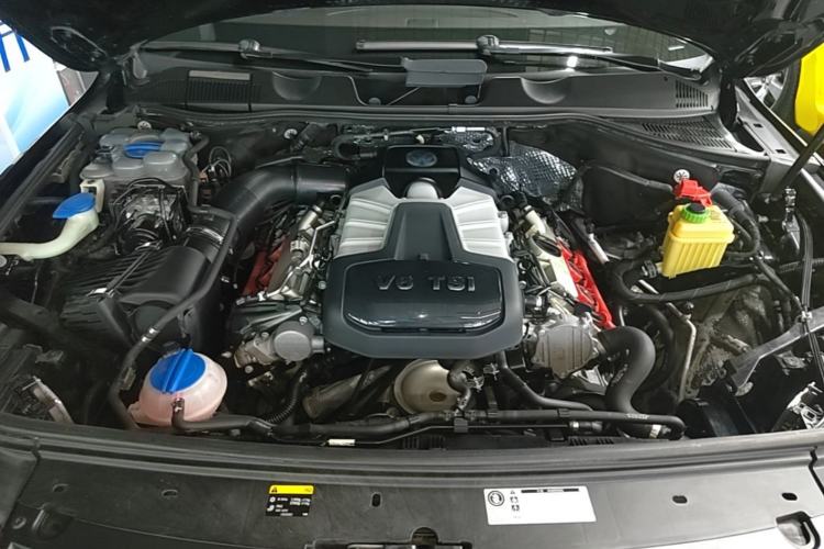 Used Volkswagen Touareg 2011 3.0 TSI Comfort Version Engine Bay