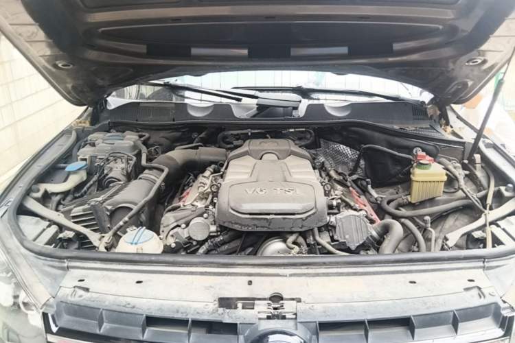 Used Volkswagen Touareg 2011 3.0 TSI Standard Version Engine Bay