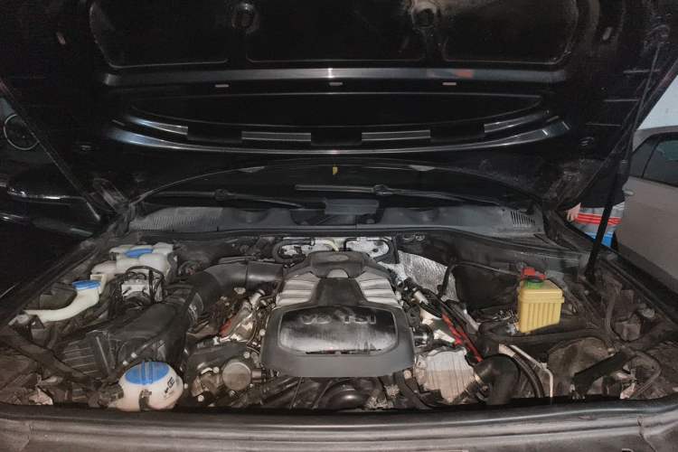 Used Volkswagen Touareg 2011 3.0 TSI High-End Version Engine Bay