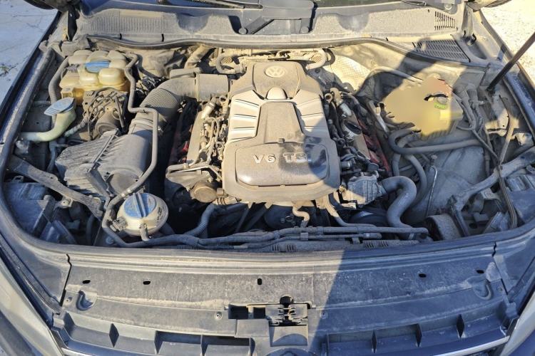 Used Volkswagen Touareg 2011 3.0 TSI Standard Version Engine Bay