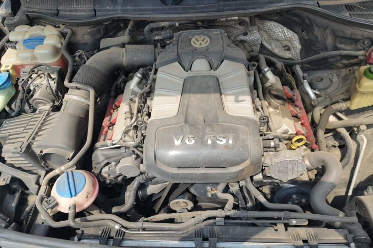 Used Volkswagen Touareg 2011 3.0 TSI Standard Version Engine Bay