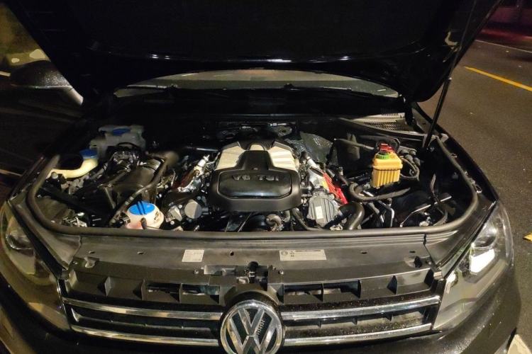 Used Volkswagen Touareg 2011 3.0 TSI High-End Version Engine Bay