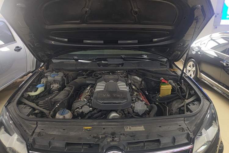 Used Volkswagen Touareg 2011 3.0 TSI Standard Version Engine Bay