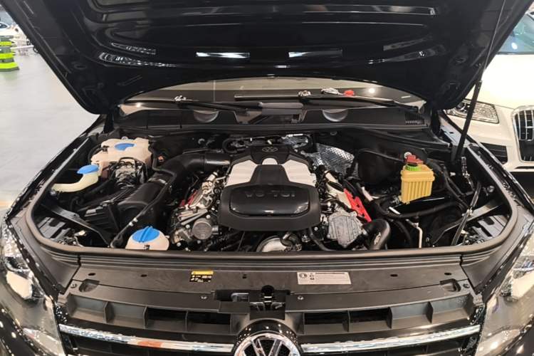 Used Volkswagen Touareg 2011 3.0 TSI Comfort Version Engine Bay