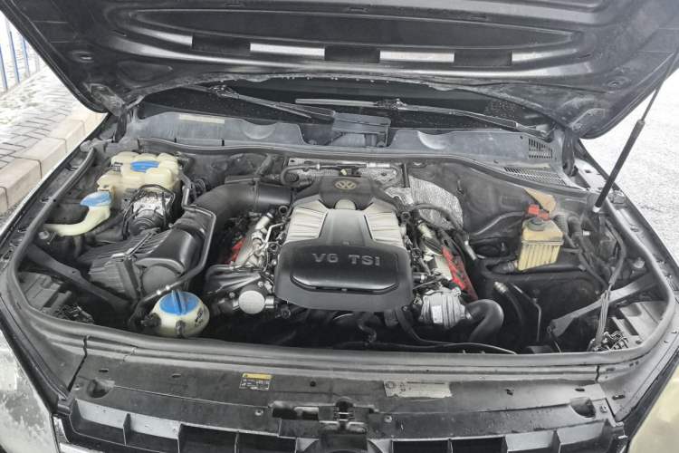 Used Volkswagen Touareg 2011 3.0 TSI Comfort Version Engine Bay
