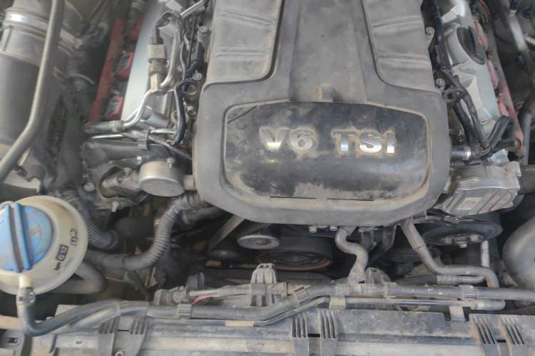 Used Volkswagen Touareg 2011 3.0 TSI Comfort Version Engine Bay