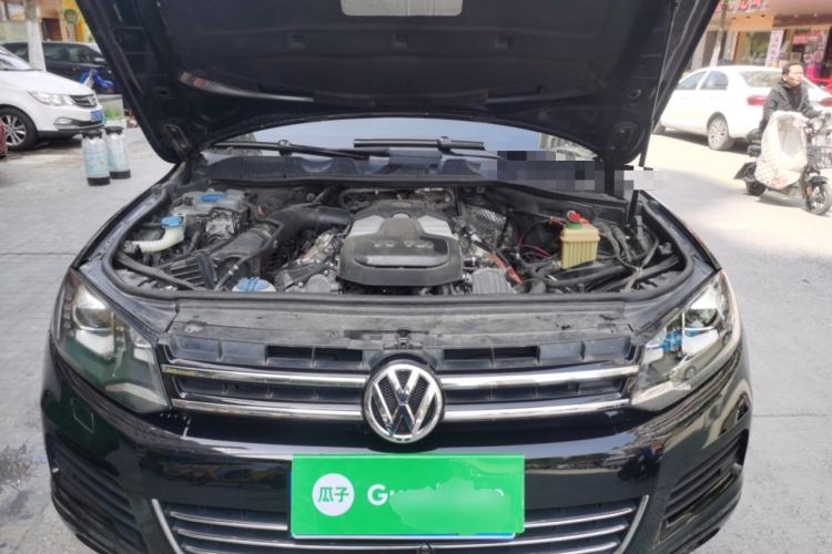 Used Volkswagen Touareg 2011 3.0 TSI Comfort Version Engine Bay